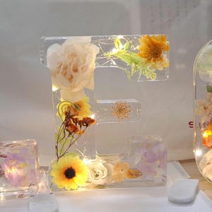 Benutzerdefinierte Night Light Harzbuchstaben. Dekorative Ergänzung für jedes Kinderzimmer.  Perfektes Nachtlicht, schön und stilvoll.  Ein außergewöhnliches Geschenk.