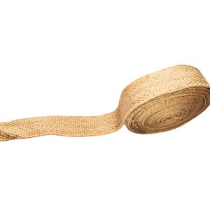 Puede incluir: Un rollo de cinta de yute de color natural, desenrollada para revelar una textura tejida. La cinta es de color marrón claro y parece estar hecha de un material grueso y duradero. El rollo está bien enrollado.