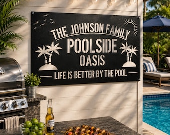 Könnte beinhalten: Ein rechteckiges schwarzes Metallschild mit weißer Aufschrift THE JOHNSON FAMILY POOLSIDE OASIS und LIFE IS BETTER BY THE POOL, verziert mit grafischen Darstellungen von Palmen, einer Sonne und Vögeln, montiert an einer hellen Außenwand.