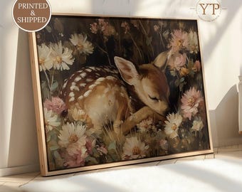 Impresión de arte mural floral de ciervo bebé durmiendo, decoración infantil estilo cottagecore con cervatillo de bosque melancólico