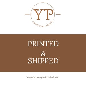 Puede incluir: Logotipo de Yorkshire Prints, con un dise&ntilde;o circular que contiene las letras "YP" y las palabras "Yorkshire Prints". Debajo, el texto "PRINTED & SHIPPED" se muestra sobre un fondo marr&oacute;n.