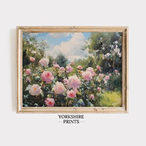 Puede incluir: Pintura enmarcada de un jard&iacute;n de rosas en plena floraci&oacute;n. La obra presenta rosas rosas, follaje verde y un cielo azul con nubes. El marco es de color oro claro. El texto "YORKSHIRE PRINTS" est&aacute; en la parte inferior.