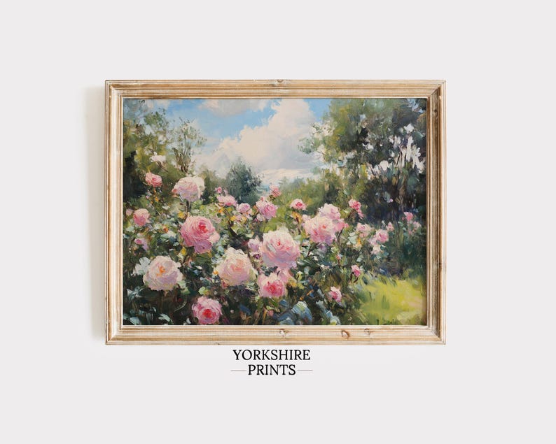 Puede incluir: Pintura enmarcada de un jard&iacute;n de rosas en plena floraci&oacute;n. La obra presenta rosas rosas, follaje verde y un cielo azul con nubes. El marco es de color oro claro. El texto "YORKSHIRE PRINTS" est&aacute; en la parte inferior.