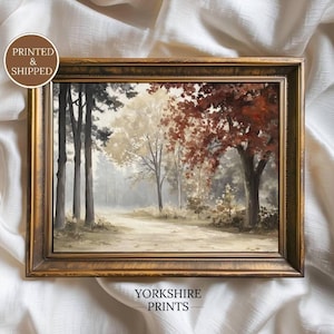 Può includere: Un dipinto di paesaggio in una cornice oro scuro raffigurante un sentiero boscoso con alberi alti, fogliame beige tenue e foglie autunnali rosso scuro. Un badge circolare in alto a sinistra riporta PRINTED & SHIPPED e YORKSHIRE PRINTS.