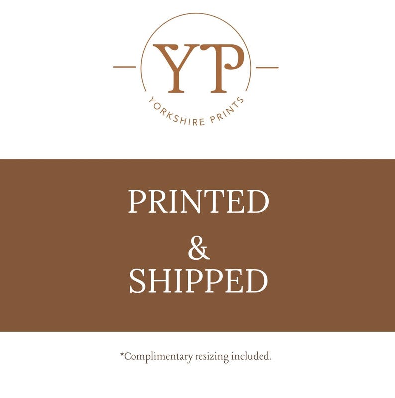 Op de afbeelding: Het Yorkshire Prints-logo, met een cirkelvormig ontwerp met de letters "YP" en de woorden "Yorkshire Prints". Daaronder staat de tekst "PRINTED & SHIPPED" op een bruine achtergrond.