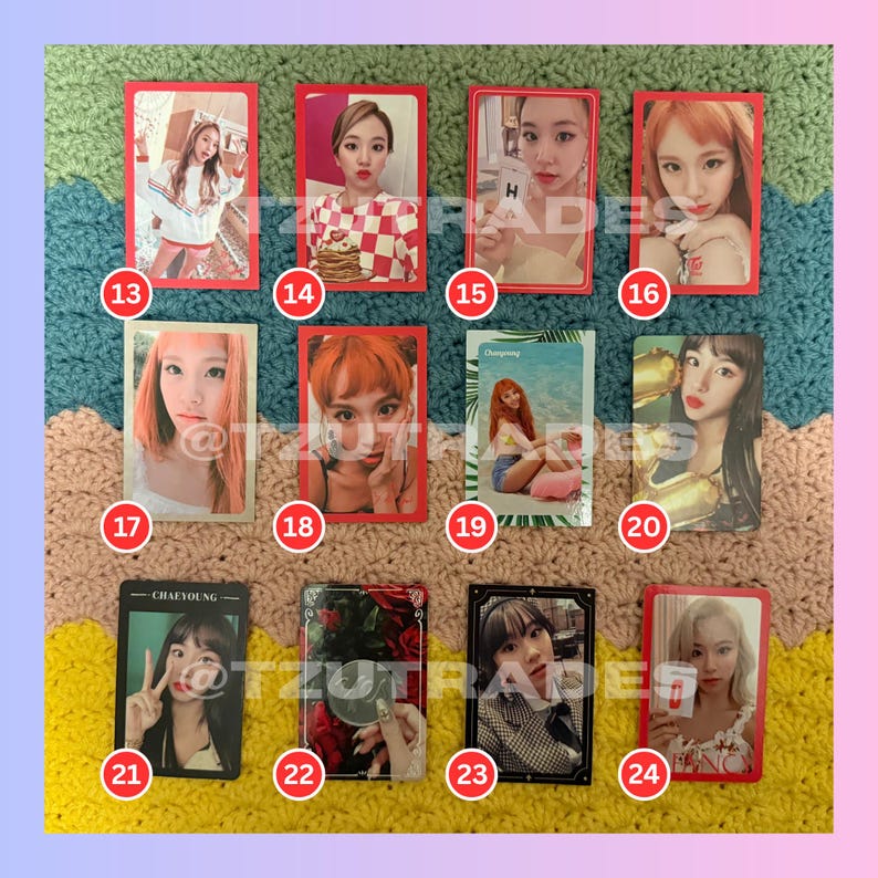 Puede incluir: Doce tarjetas fotogr&aacute;ficas con bordes rojos, cada una con una persona diferente. Las tarjetas est&aacute;n dispuestas sobre una tela de punto multicolor. Las im&aacute;genes muestran a individuos en varias poses. Las tarjetas son rectangulares.
