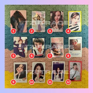 Puede incluir: Una colecci&oacute;n de doce tarjetas fotogr&aacute;ficas rectangulares con im&aacute;genes de un grupo musical. Las tarjetas est&aacute;n dispuestas sobre una superficie de ganchillo multicolor. Cada tarjeta muestra una imagen diferente de los miembros del grupo.