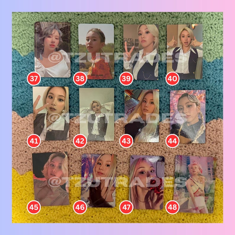 Puede incluir: Una colecci&oacute;n de fototarjetas de &iacute;dolos del K-pop con varias im&aacute;genes de una artista femenina. Las tarjetas son rectangulares y muestran diferentes poses y atuendos. El fondo es una superficie colorida y texturizada.