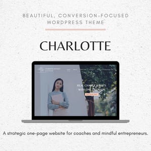 Peut inclure: Un ordinateur portable affiche un site web avec le nom "CHARLOTTE" en grand. Le site web présente une femme tenant un cahier. Le texte au-dessus indique "BEAUTIFUL, CONVERSION-FOCUSED WORDPRESS THEME." En dessous, il est écrit "A strategic one-page website for coaches and mindful entrepreneurs."