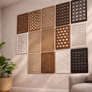Può includere: Una collezione di pannelli decorativi da parete in legno con vari disegni geometrici e floreali ritagliati. I pannelli sono in tonalità di marrone, bianco e legno naturale, creando un'esposizione strutturata. I pannelli sono montati su una parete neutra.
