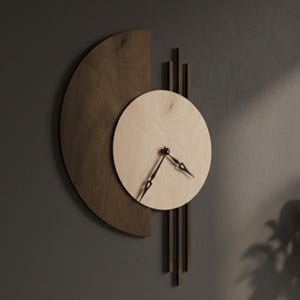 Puede incluir: Un reloj de pared de madera moderno con un diseño único. El reloj presenta una esfera circular de madera clara con manecillas negras, sobre una media luna y acentos verticales de madera oscura. El reloj está montado en una pared gris oscura.