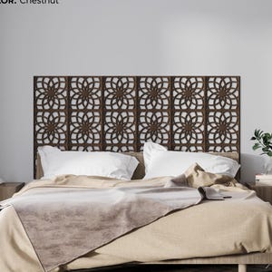 K&ouml;nnte beinhalten: Ein kastanienfarbenes Kopfteil mit einem geometrischen Blumenmuster, 180 cm breit und 90 cm hoch. Das Kopfteil ist der Mittelpunkt eines Bettes mit wei&szlig;en Kissen und einer beigen Bettdecke.