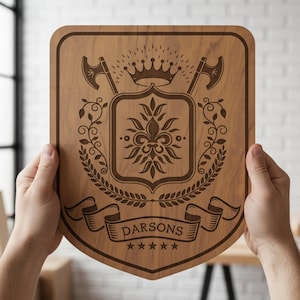 Puede incluir: Placa de madera en forma de escudo con un diseño de escudo familiar. El escudo presenta una corona, hachas y un emblema floral, con el nombre "Parsons" en una pancarta debajo. La placa está sostenida por dos manos.