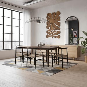 Peut inclure: Une salle &agrave; manger moderne avec une table et des chaises en bois fonc&eacute;, un tapis g&eacute;om&eacute;trique et une grande fen&ecirc;tre. Une &oelig;uvre d'art murale en bois et un miroir &agrave; cadre noir compl&egrave;tent le d&eacute;cor. Un luminaire &eacute;l&eacute;gant est suspendu au-dessus de la table.