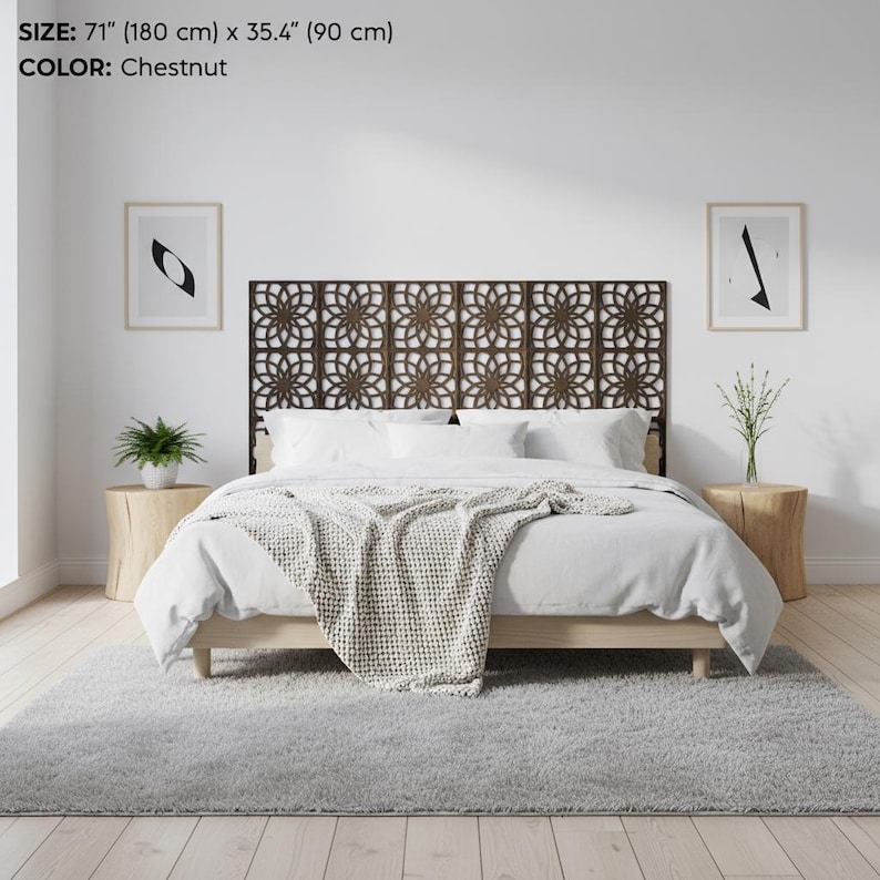 K&ouml;nnte beinhalten: Ein kastanienfarbenes Holz-Kopfteil mit floralem Muster, 180 cm breit und 90 cm hoch, ist der Mittelpunkt des Schlafzimmers. Das Bett ist mit wei&szlig;er Bettw&auml;sche und einem hellen Holzrahmen ausgestattet. Ein grauer Teppich bedeckt den Boden.