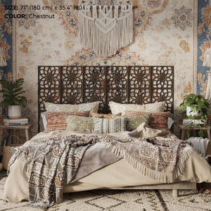K&ouml;nnte beinhalten: Ein Schlafzimmer mit einem Bett mit dekorativem Kopfteil und gemusterter Bettw&auml;sche. Das Kopfteil ist dunkelbraun und hat ein lasergeschnittenes Design. Das Bett ist mit Kissen, einer gemusterten Decke und einer cremefarbenen Tagesdecke ausgestattet. Der Raum hat eine Boho-&Auml;sthetik.