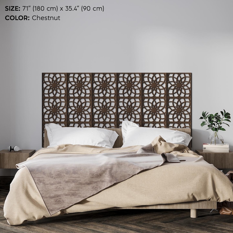 K&ouml;nnte beinhalten: Ein kastanienfarbenes Kopfteil mit einem geometrischen Blumenmuster, 180 cm breit und 90 cm hoch. Das Kopfteil ist der Mittelpunkt eines Bettes mit wei&szlig;en Kissen und einer beigen Bettdecke.