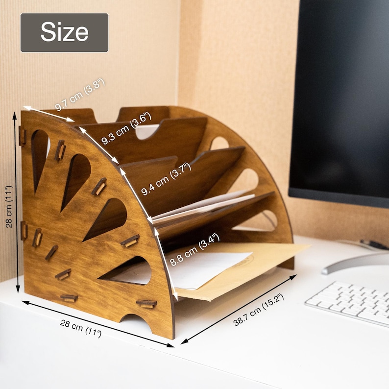 K&ouml;nnte beinhalten: Ein brauner Schreibtisch-Organizer aus Holz mit mehreren F&auml;chern zur Aufbewahrung von Dokumenten. Der Organizer ist 28 cm breit, 28 cm hoch und 38,7 cm tief. Die F&auml;cher sind 8,8 bis 9,7 cm breit. Das Wort "Size" steht oben links.