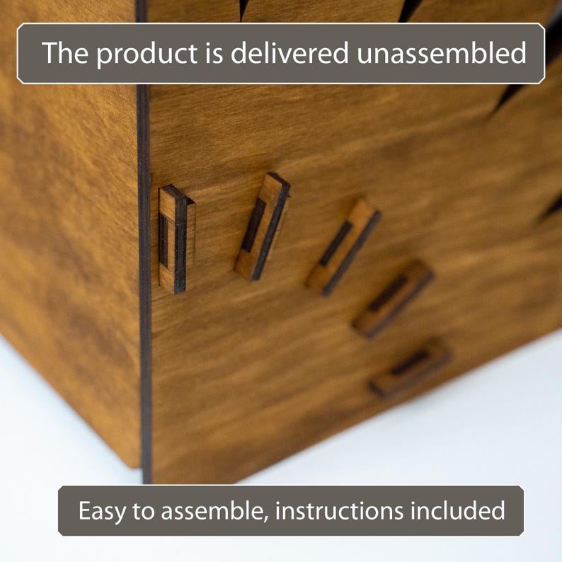 K&ouml;nnte beinhalten: Nahaufnahme einer Holzkiste mit nat&uuml;rlichem Finish. Die Kiste wird unmontiert geliefert, mit Anleitung zur einfachen Montage. Die Kiste hat Holzlaschen zum Verbinden der Teile.