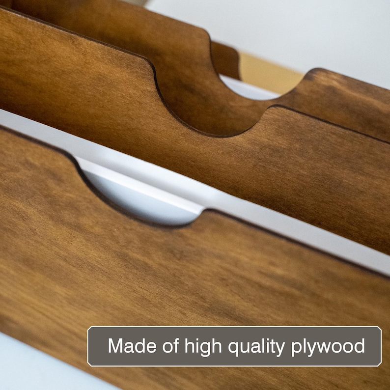 K&ouml;nnte beinhalten: Nahaufnahme eines Weinregals aus Holz mit gebogenen Schlitzen. Das Regal besteht aus braunem Sperrholz und hat einen hellen Innenraum. Der Text "Made of high quality plywood" wird unten angezeigt.