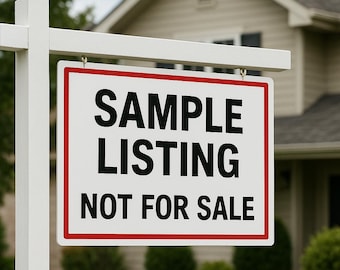 Può includere: Un cartello immobiliare bianco con bordo rosso mostra il testo "SAMPLE LISTING NOT FOR SALE" in grassetto nero. Il cartello è montato su un palo bianco, con una casa e cespugli verdi sullo sfondo.