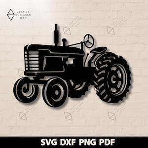 Peut inclure: Silhouette noire d'un tracteur vintage avec de grands pneus arrière et une calandre avant détaillée. Le texte "SVG DXF PNG PDF" est en bas et le logo "VEKTIRA CUTLASER DXF" est dans les coins. Idéal pour le bricolage.