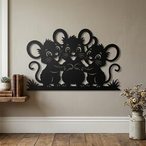 Puede incluir: Una pieza de arte mural de metal negro que presenta la silueta de tres ratones de dibujos animados de pie juntos en fila. Los ratones tienen orejas grandes y redondas, bigotes y caras sonrientes, sobre un pequeño parche de hierba.
