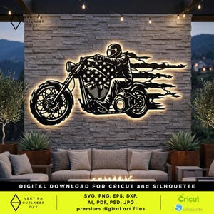 Op de afbeelding: Zwarte metalen wandkunst met een motorfiets en rijder, verlicht met een warme gloed. De motorfiets heeft een sterrenpatroon. De afbeelding bevat de tekst "DIGITAL DOWNLOAD FOR CRICUT and SILHOUETTE" en "VEKTIRA CUTLASER DXF".