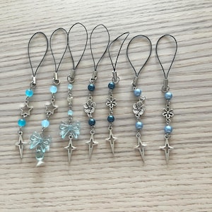 Lindos adornos azules para teléfono