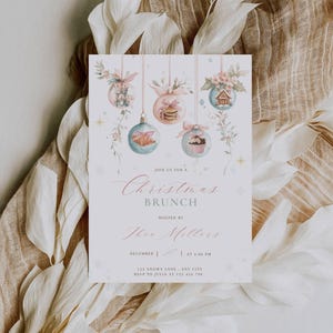 K&ouml;nnte beinhalten: Eine Einladung zum Weihnachtsbrunch mit Aquarellillustrationen von Christbaumkugeln. Die Einladung enth&auml;lt den Text "Christmas Brunch" sowie Details wie Datum, Uhrzeit und Namen des Gastgebers. Das Design umfasst Pastellfarben und florale Akzente.