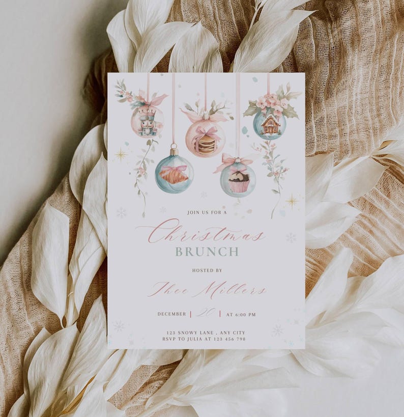 K&ouml;nnte beinhalten: Eine Einladung zum Weihnachtsbrunch mit Aquarellillustrationen von Christbaumkugeln. Die Einladung enth&auml;lt den Text "Christmas Brunch" sowie Details wie Datum, Uhrzeit und Namen des Gastgebers. Das Design umfasst Pastellfarben und florale Akzente.