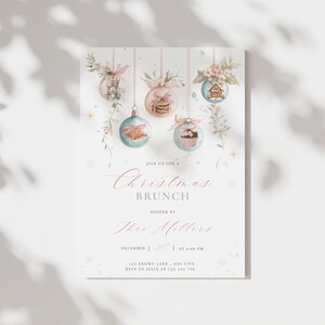 K&ouml;nnte beinhalten: Eine Einladung zum Weihnachtsbrunch mit Aquarellillustrationen von h&auml;ngenden Kugeln. Die Kugeln zeigen festliche Designs wie ein Lebkuchenhaus und einen Cupcake. Der Einladungstext lautet "Weihnachtsbrunch" und enth&auml;lt Details.