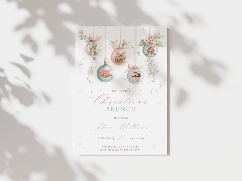 K&ouml;nnte beinhalten: Eine Einladung zum Weihnachtsbrunch mit Aquarellillustrationen von h&auml;ngenden Kugeln. Die Kugeln zeigen festliche Designs wie ein Lebkuchenhaus und einen Cupcake. Der Einladungstext lautet "Weihnachtsbrunch" und enth&auml;lt Details.