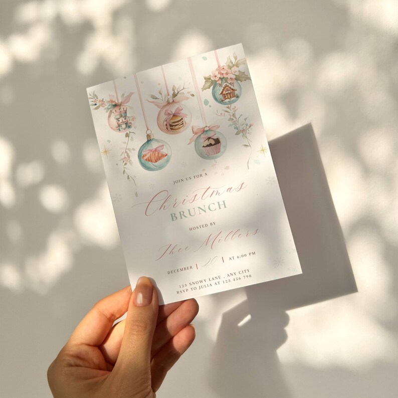 K&ouml;nnte beinhalten: Eine Einladung zum Weihnachtsbrunch mit Aquarellillustrationen von Kugeln, Blumen und Geb&auml;ck. Der Einladungstext lautet "Christmas Brunch" und "Thee Millers". Datum und Uhrzeit sind ebenfalls angegeben.