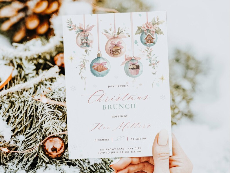 K&ouml;nnte beinhalten: Eine Einladungskarte zum Weihnachtsbrunch mit Aquarellillustrationen von Christbaumkugeln mit festlichen Elementen. Die Einladung enth&auml;lt den Text "Christmas Brunch" und Veranstaltungsdetails, die am 1. Dezember um 18:00 Uhr stattfinden.