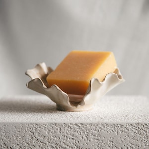 Keramische zeepbakje - beige zeepbakje - bloemenzeepbakje - handgemaakt aardewerk - handgemaakt cadeau - woondecoratie - cadeau voor haar - keramische zeepbakjes