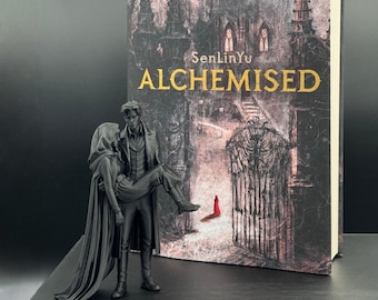 Puede incluir: Una figura negra mate de una persona con abrigo largo cargando a otra con capa con capucha, situada frente a un libro titulado Alchemised de SenLinYu, que muestra una ilustración de un castillo gótico oscuro y una pequeña figura roja.