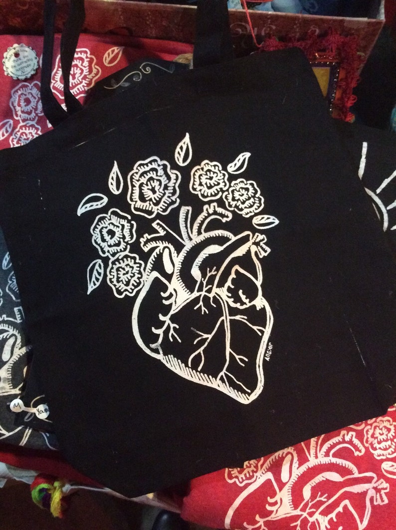 Screen print tote bag Anatomical heart with flowers coraz\u00f3n con flores