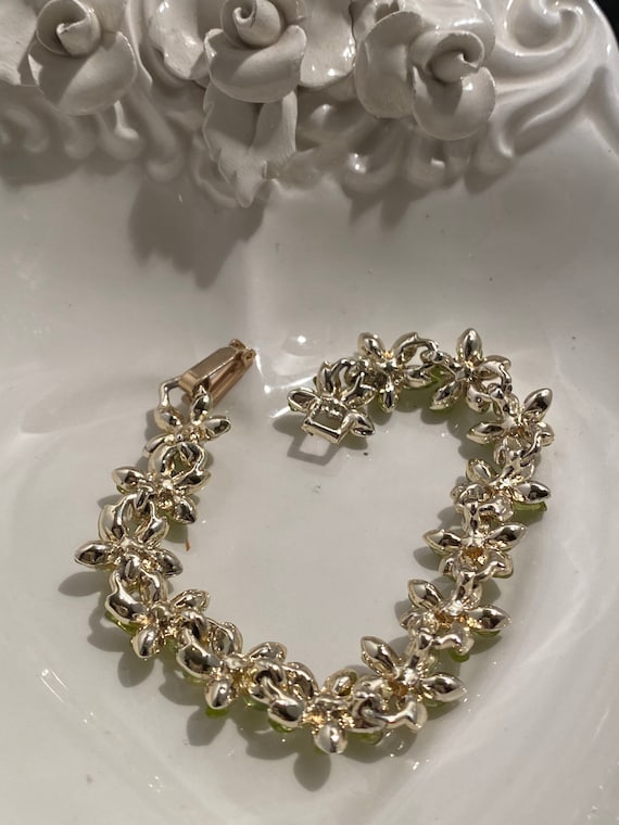 Pretty 60’s  Green Daisy Link Bracelet - image 3