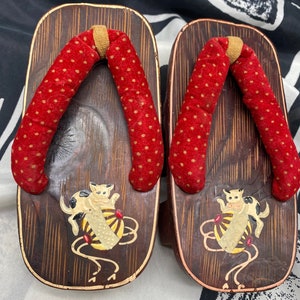 VIntage Japanese Kids Kimono Geta Wooden  Sandles Hand  Painted Kitten 6 ‘ inch