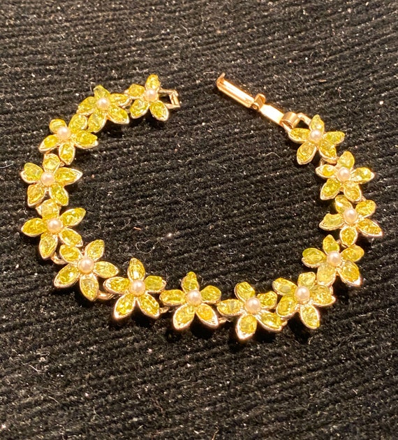 Pretty 60’s  Green Daisy Link Bracelet - image 1