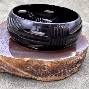 Vintage Art Deco 40&#39;s 21mm Deeply Carved  Pierced Black Bakelite Bangle  ~ 2.5&quot;