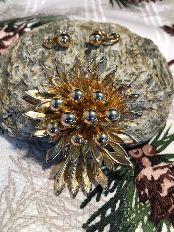 Pretty Gold Tone Brooch With Matching Earrings