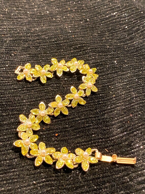 Pretty 60’s  Green Daisy Link Bracelet - image 2