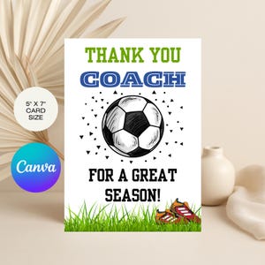 Può includere: Un biglietto bianco di 12,7 cm x 17,8 cm con la scritta "THANK YOU COACH FOR A GREAT SEASON!" in verde e blu. Un pallone da calcio in bianco e nero è centrato sopra l'erba verde e le tacchetti arancioni.