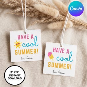 以下が含まれることがあります： ピンク、ティール、黄色の「HAVE A cool SUMMER！」というテキストが入った、白い正方形のギフトタグが2つ。1つのタグには太陽のグラフィック、もう1つにはアイスキャンディーが描かれています。各タグは7.62cm x 7.62cmで、「love, Jessica」というテキストが含まれています。