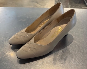 Salvatore Ferragamo Vintage Bege Couro Bico Retangular Salto Alto 7.5 AAA Itália