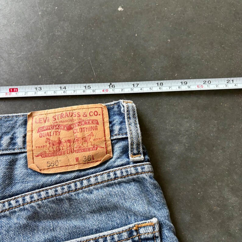 Vintage Levis 550 Relaxed Fit Denim Jean Shorts Light Wash Mens 36 image 4