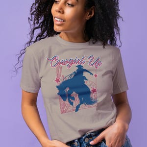 Koszulka Cowgirl Up – damska koszulka z grafiką Cowgirl Empowerment, Cowboy Carter, Western Lifestyle, Rodeo