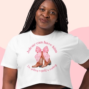 Top corto campestre, botas vaqueras con lazo rosa, camiseta "Jolene Can Have Him", camiseta vaquera del oeste